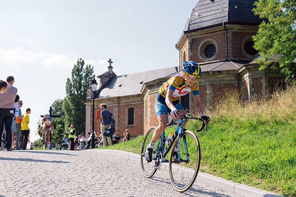 Emma Johansson attacks over the top of the Kapelmuur