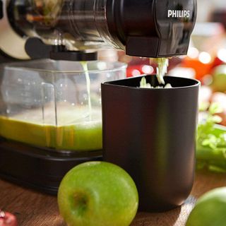 Close up of a Philips Viva Slow Juicer 2 juicing green apples