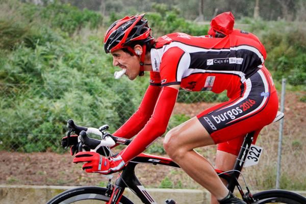 Ra&uacute;l Santamarta (Burgos Monumental) trying to eat something without getting dropped from the peloton.
