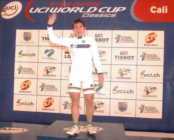 Giorgia Bronzini (Italy) in the World Cup leader's jersey for the points race