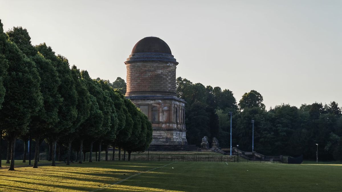 A monument in a grassy park, showing the Honor 400 Pro's camera quality