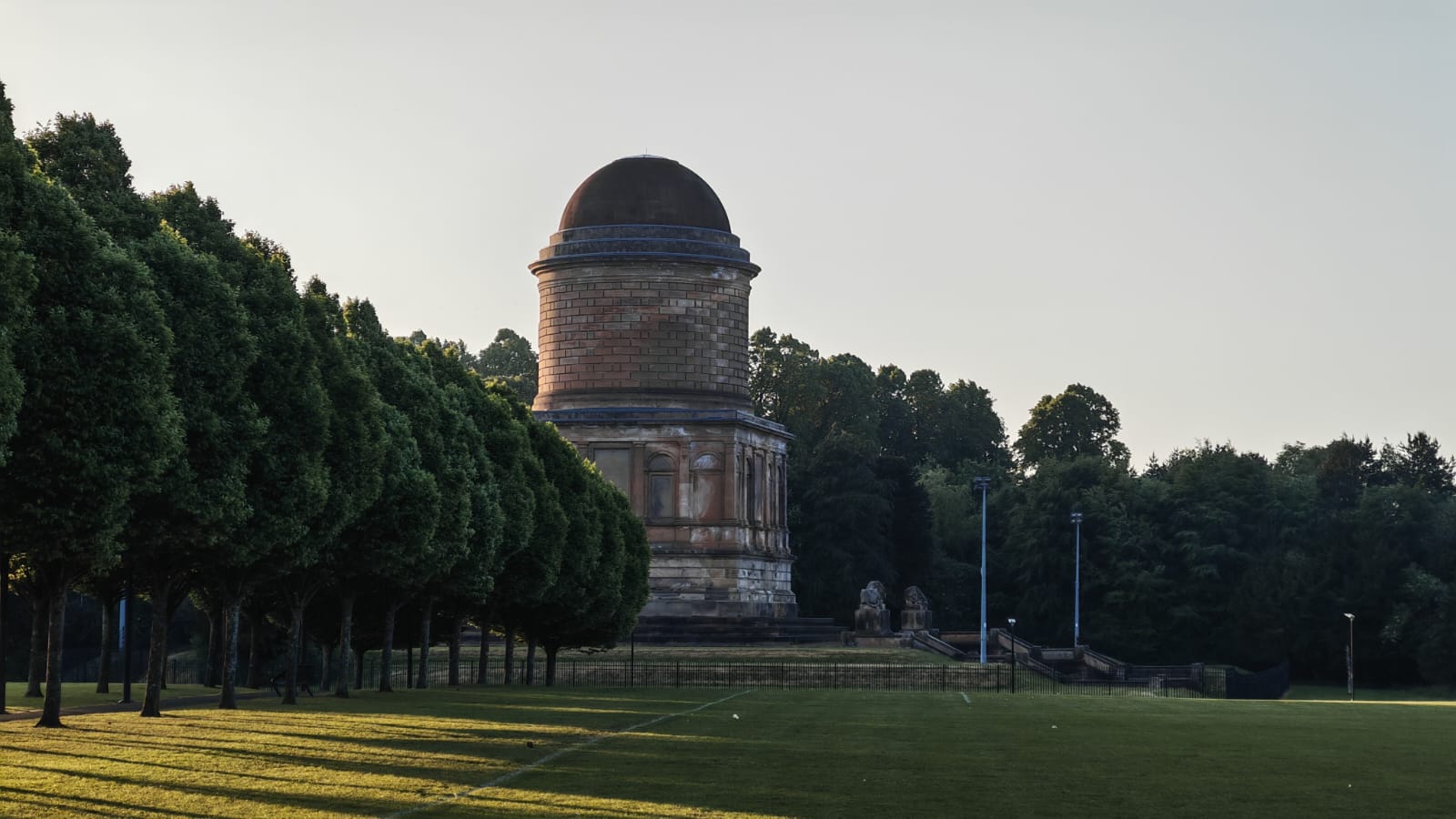 A monument in a grassy park, showing the Honor 400 Pro's camera quality