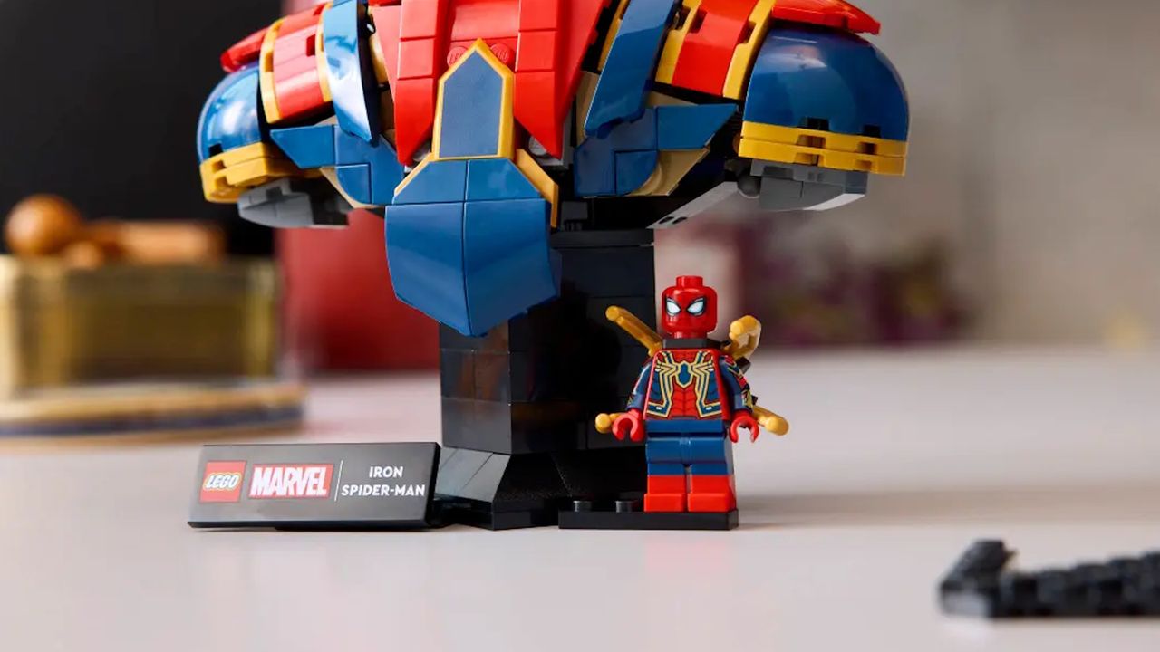 Lego Marvel Iron Spider-Man Bust included minifig
