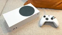Xbox Series S вместе с контроллером