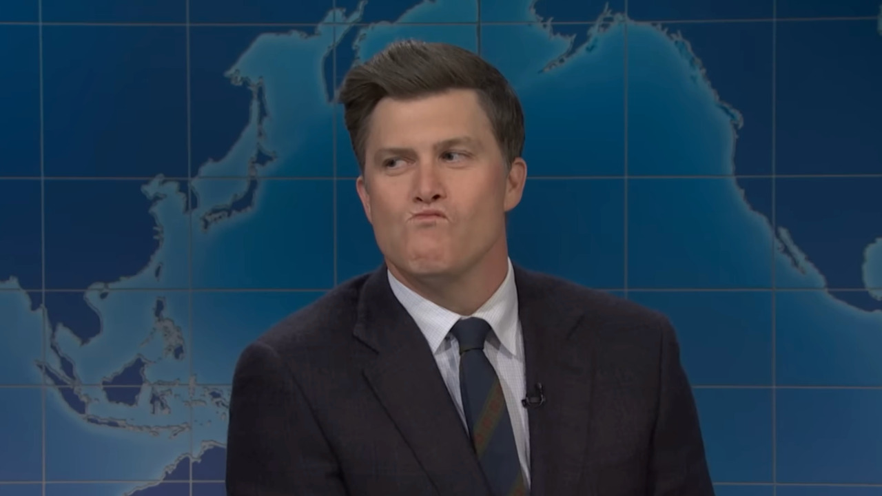 コリン・ジョストがSNLで火傷したばかりの顔をする。