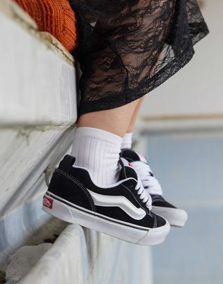 Vans Knu Skool Chunky-Sneaker in Schwarz und Weiß