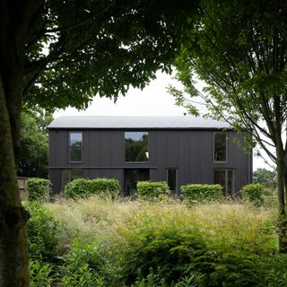 Sandy Rendel elegantly converts a barn into a simple house in the British countryside