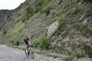 Sepp Kuss misses out on stage victory after crashing twice on descent while leading into stage 20 finale at Tour de France