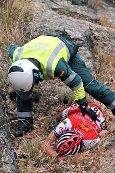 A motorcycle driver attends to Sergio Dominguez Munoz (Contentpolis-Ampo)