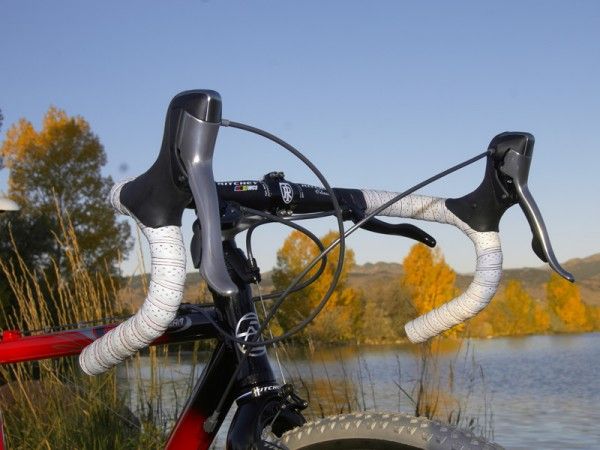 Top-mount brake levers are fitted as standard equipment for more braking options
