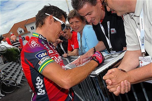 Robbie McEwen (Silence-Lotto) is signing an autograph.