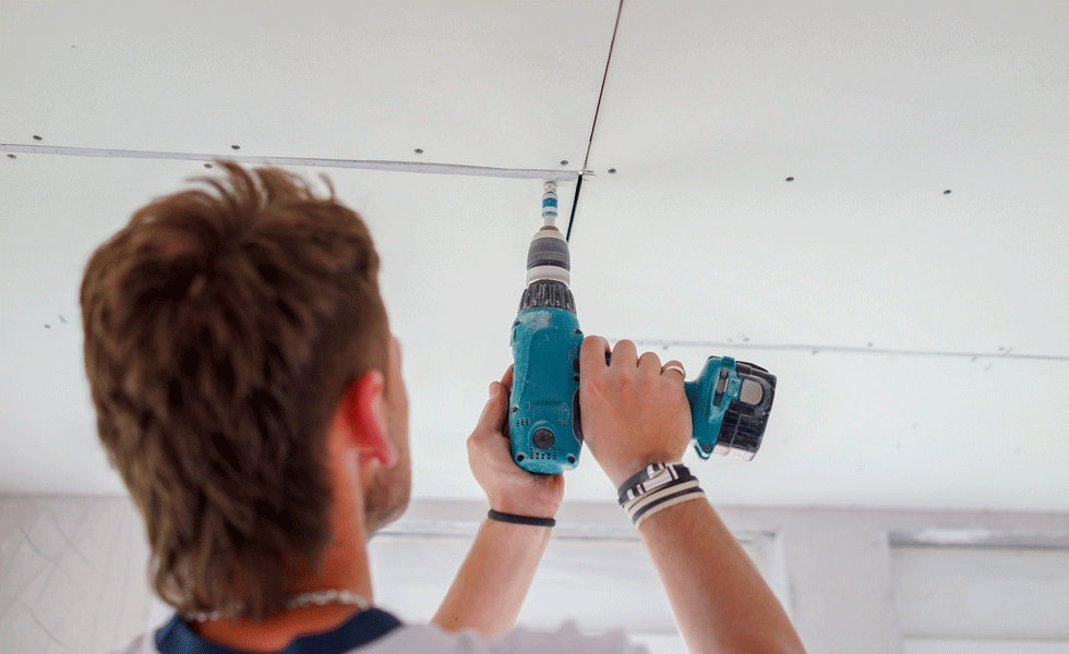 fixing plasterboard to ceiling