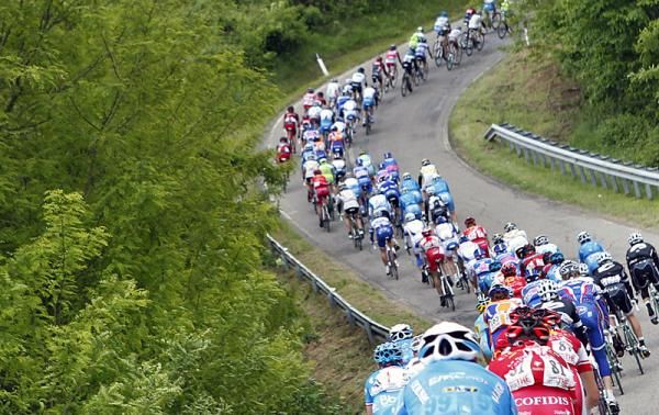 The peloton en route from Frosinone to Cava de' Tirreni in stage nine.