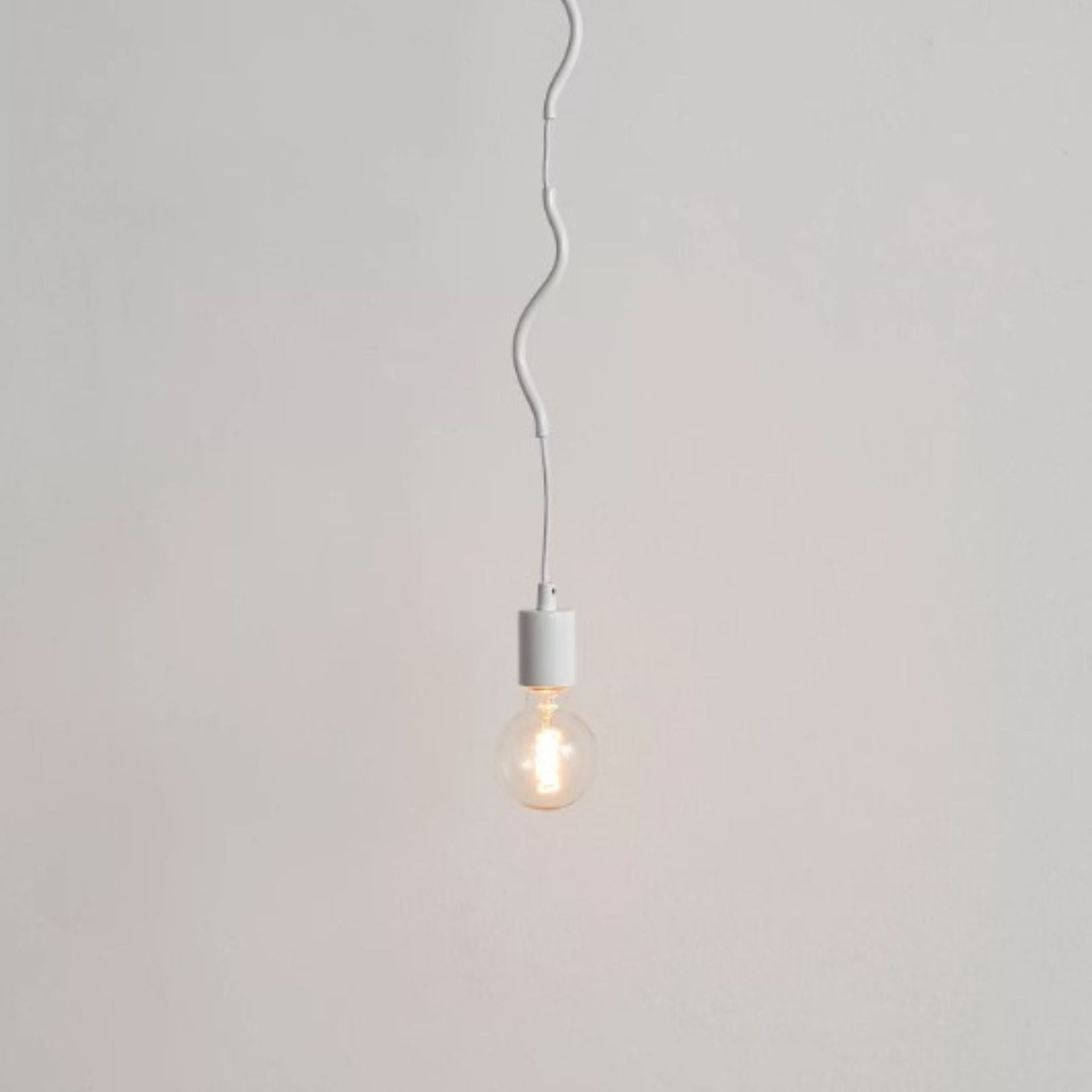 Bohlam terbuka pada kabel putih