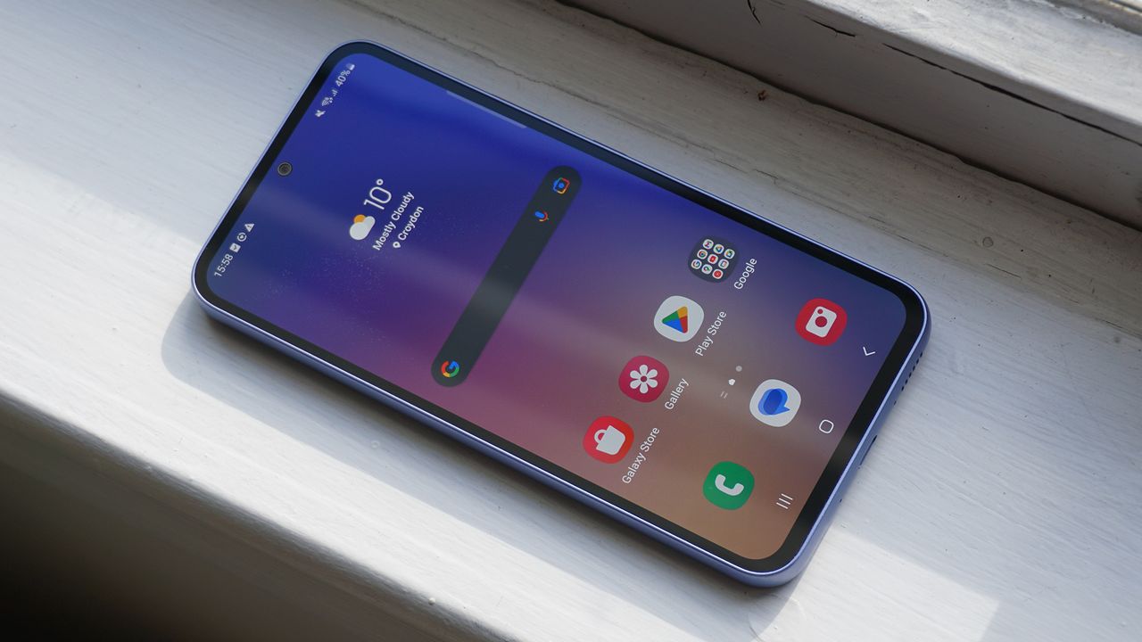 Samsung Galaxy A54 anmeldelse Fantastisk violet frontvinklet vindueskarm