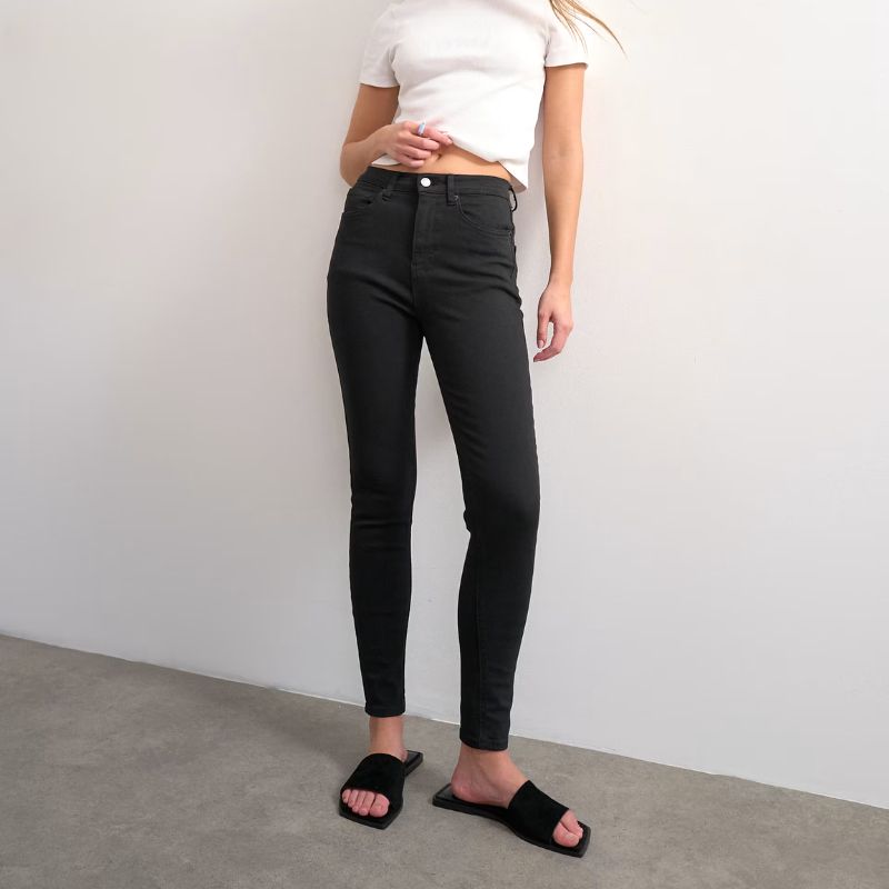 Topshop Jamie jeans on model