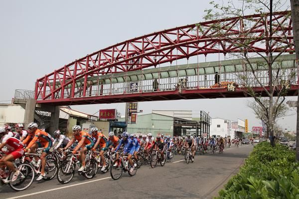 The peloton passes the sky bridge