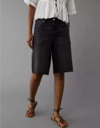 AE, Ae Lockere und elastische, ausgestellte Denim-Bermudashorts mit niedriger Taille