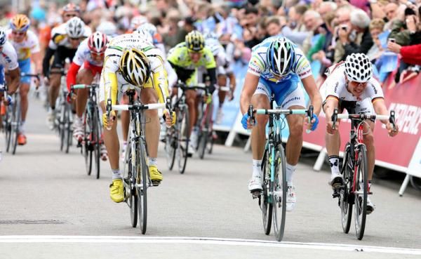 Edvald Boasson Hagen (L, Columbia-HTC) was edged out by Alexander Kristoff (Joker-Bianchi), Martin Reimer (R, Cervelo TestTeam) finished fourth
