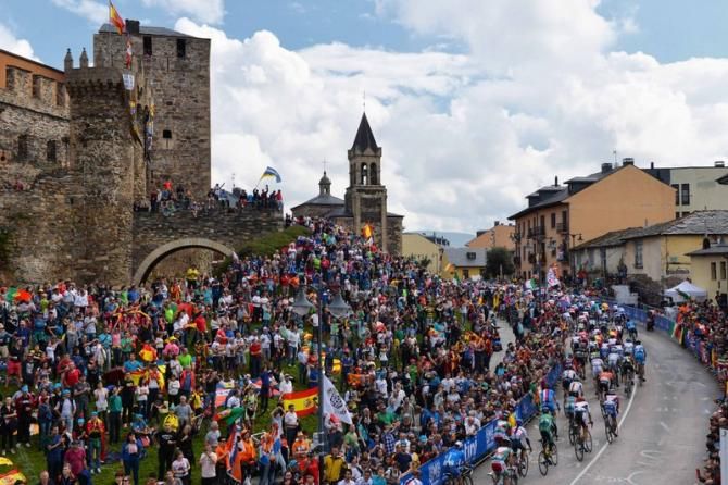 The peloton makes it way past the Ponferrada castle