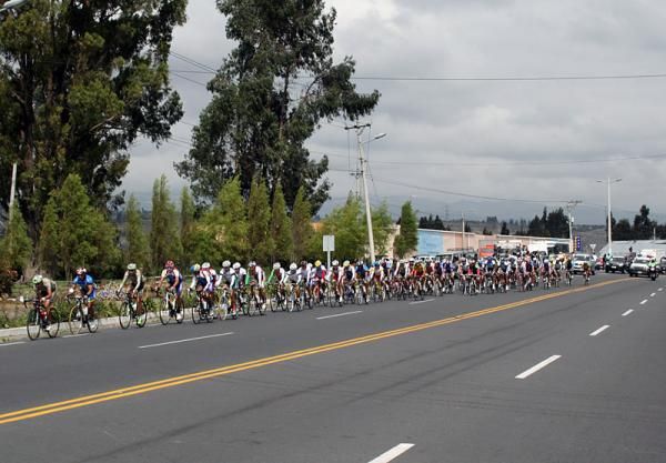 The Vuelta al Ecuador peloton rolls along during stage five.