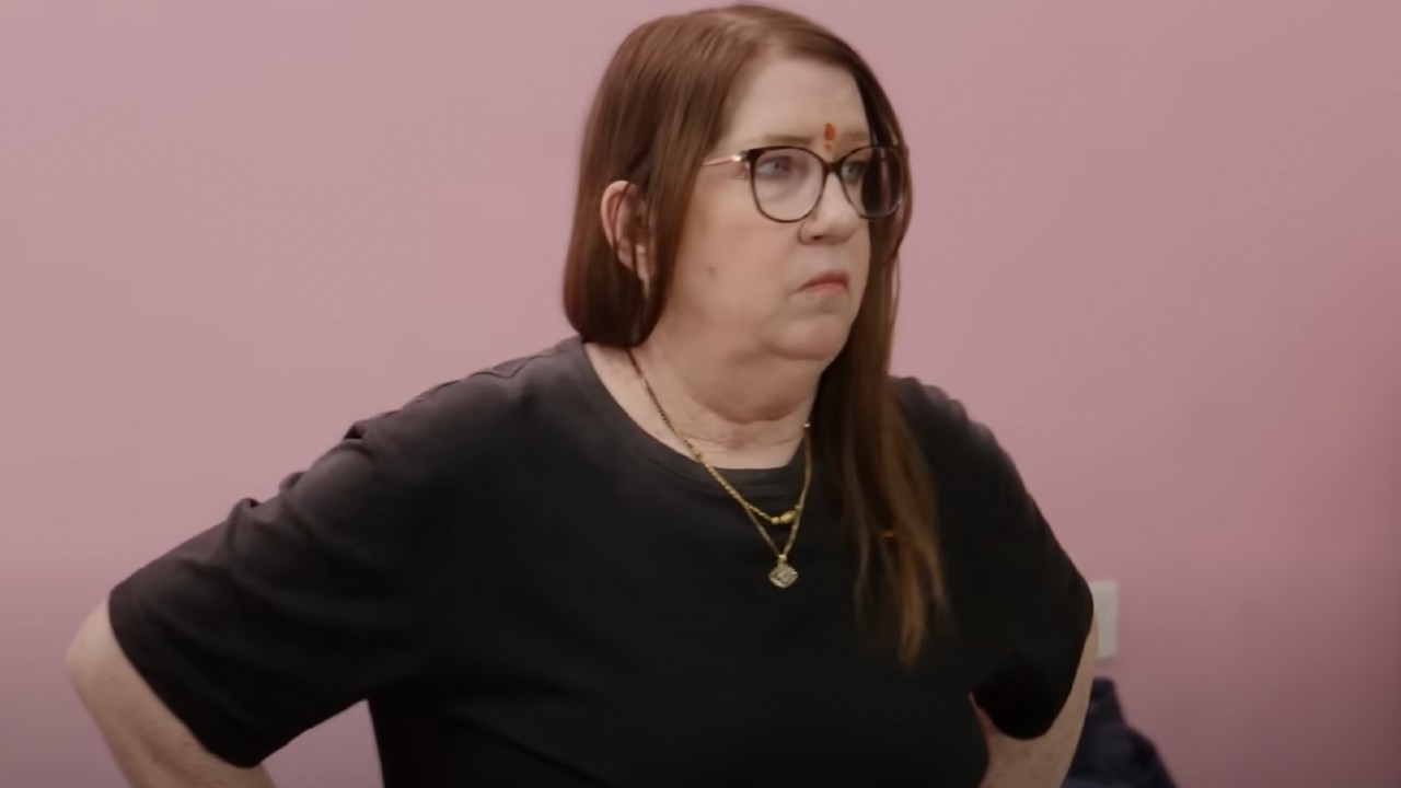 Jenny looking at Sumit's mother