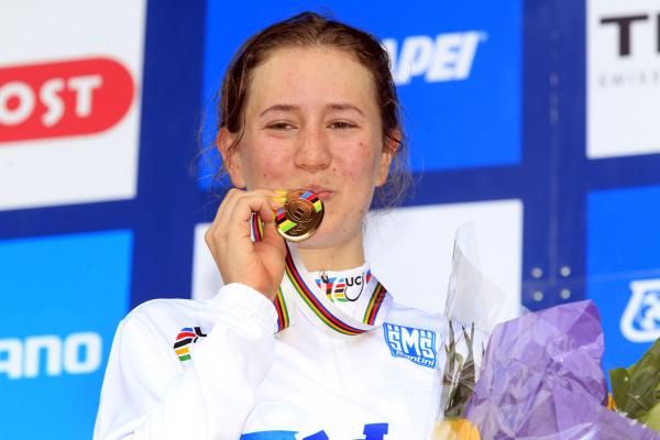 Jessica Allen (Australia) kissesd her medal