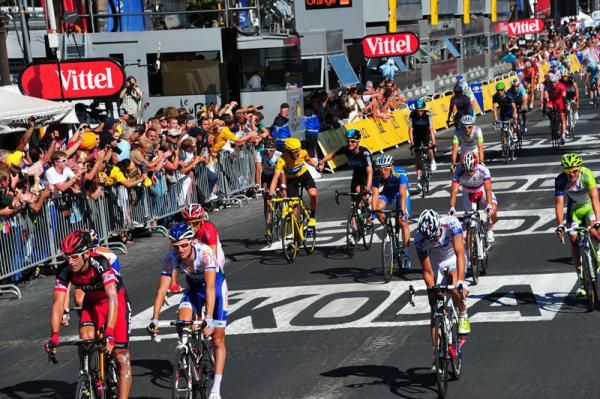 Wiggins and Rogers cross the line together for Sky