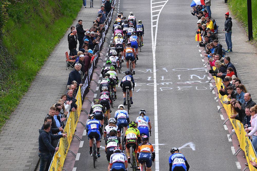 The peloton at the 2017 women's Amstel Gold Race