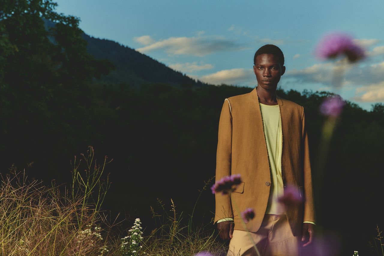 Man wearing Oasi Cashmere Zegna suit in Alps