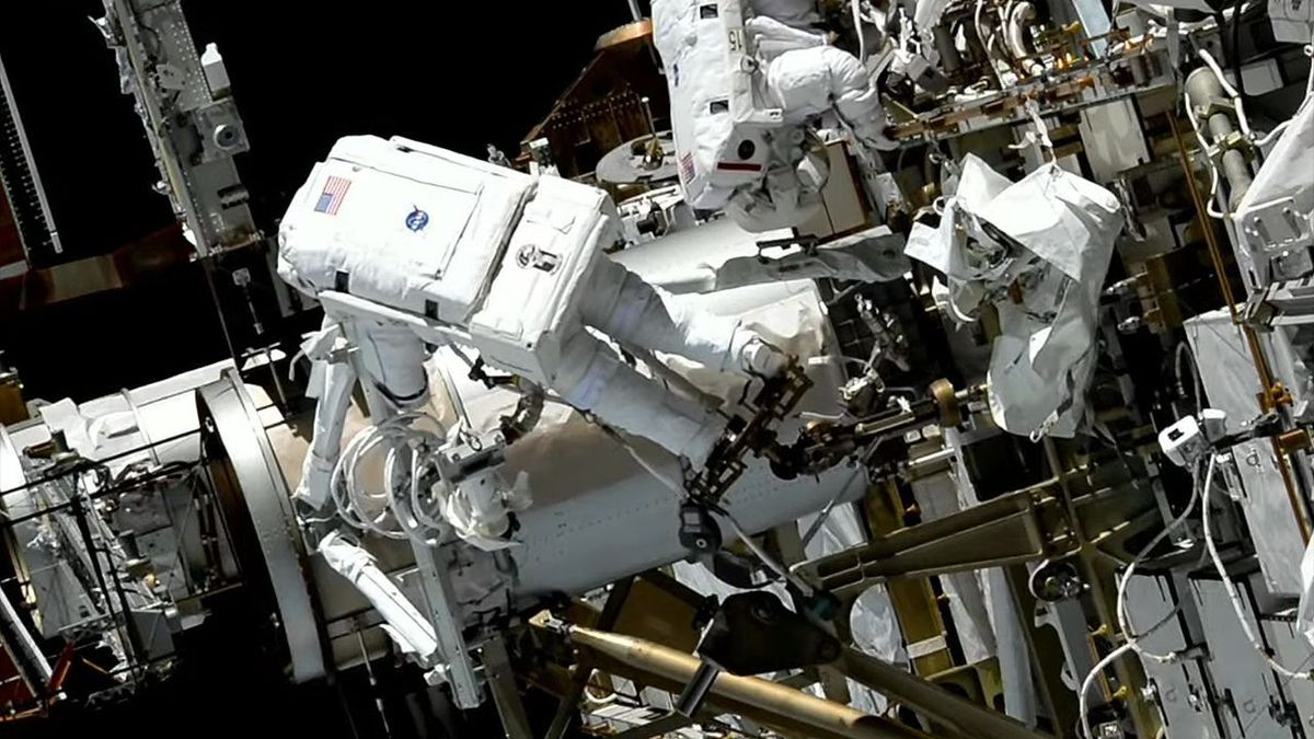 Mira a 2 astronautas realizar una caminata espacial el jueves por la mañana