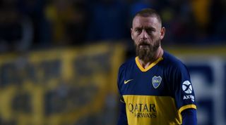 LA PLATA, ARGENTINA - AUGUST 13: Daniele De Rossi of Boca Juniors looks on during a match between Boca Juniors and Almagro as part of Round of 32 of Copa Argentina 2019 at Estadio Ciudad de La Plata on August 13, 2019 in La Plata, Argentina. (Photo by Marcelo Endelli/Getty Images)