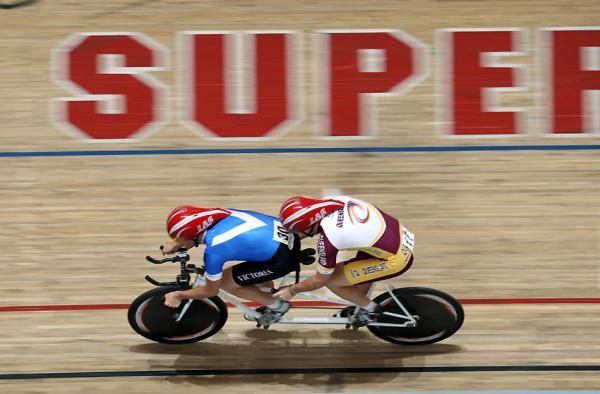 Queensland&rsquo;s Bryce Lindores and pilot Sean Finning of Victoria won gold in the men's B Class final.