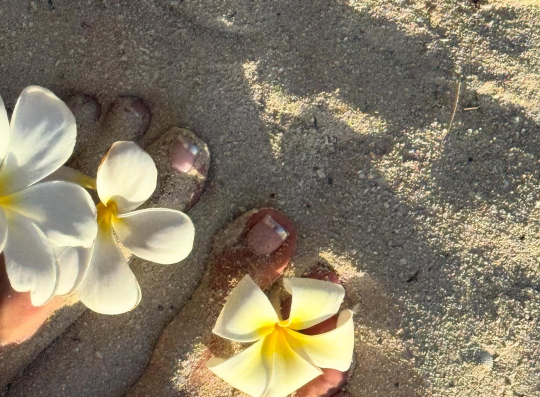 Photo of Kylie Jenner's chrome pedicure at the beach