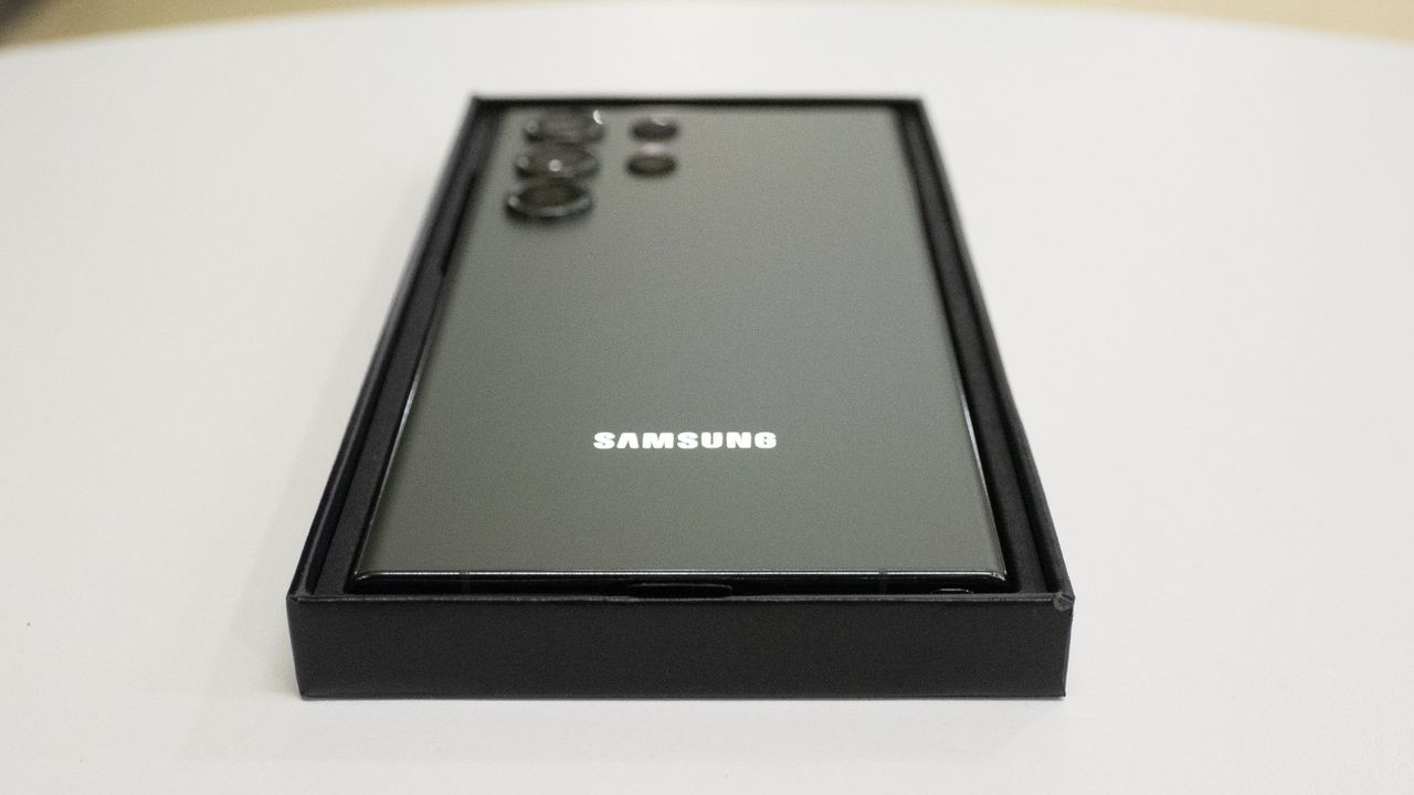 Samsung Galaxy S23 Ultra unboxing USB C port