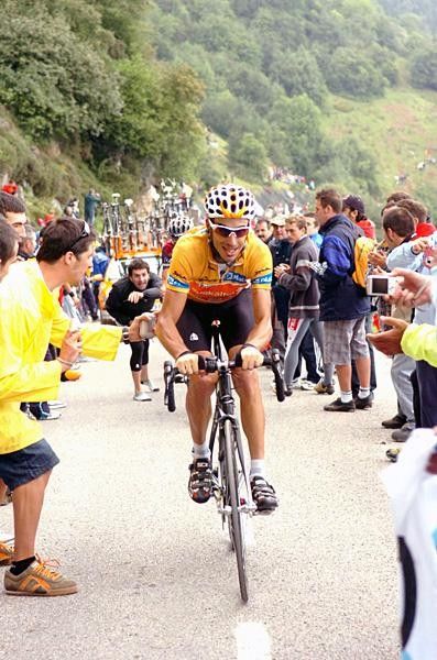 Race leader Egoi Mart&iacute;nez (Euskaltel-Euskadi) is riding out of he lead.