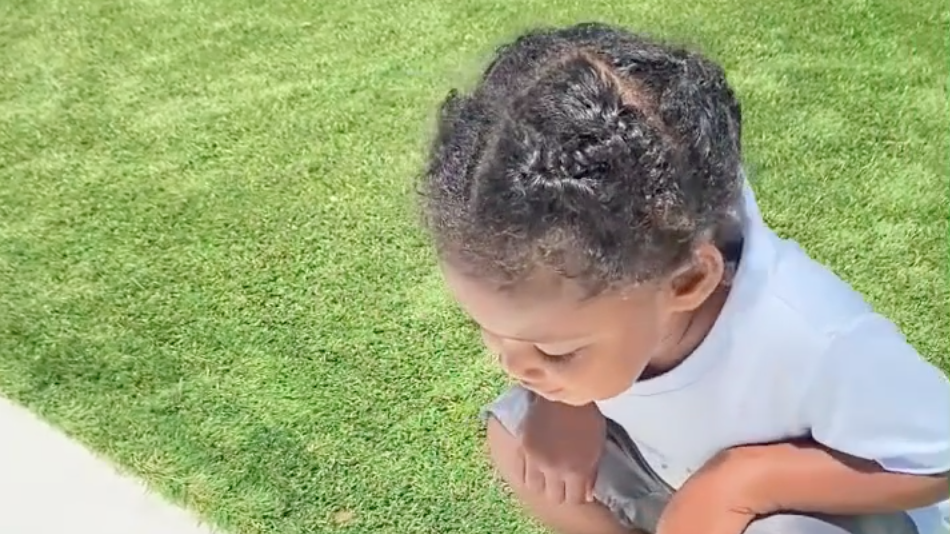 Gabrielle Union S Daughter Kaavia Talks To A Bee In The Cutest Video Marie Claire
