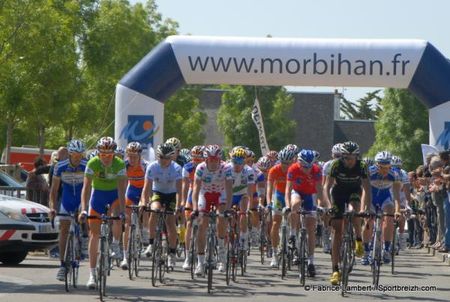 The peloton rolls off the start line in stage four.