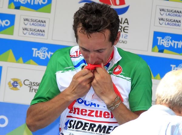 Franco Pellizotti (Androni Giocattoli) dons his new jersey