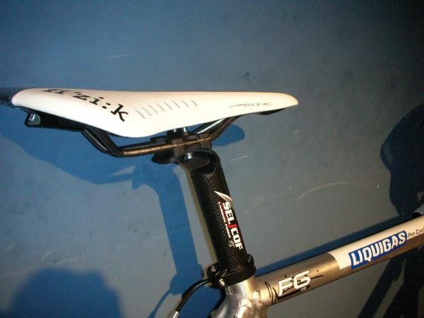 DiLuca's saddle and seatpost - a Fizik Arione saddle &amp; Selcof carbon, and Di Luca goes for a rearwards riding position.
