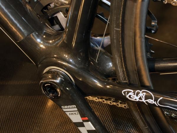The Z5's sculpted BB30-compatible bottom bracket transitions to relatively slender chain stays.