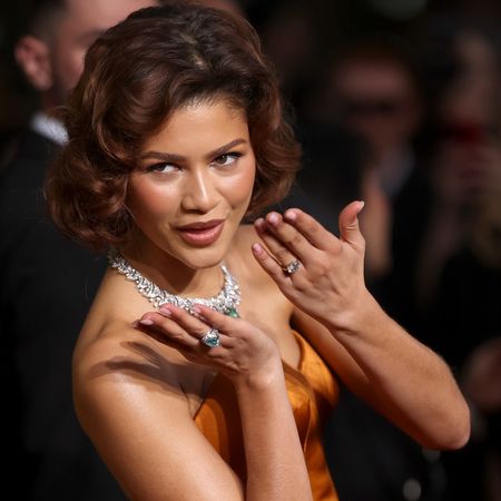 Zendaya blowing kisses on the golden globes 2025 red carpet showing off her engagement ring