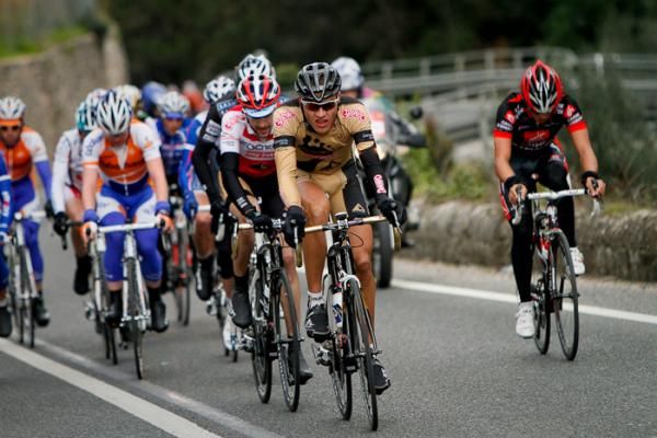 The breakaway climbing S&oacute;ller mountain.