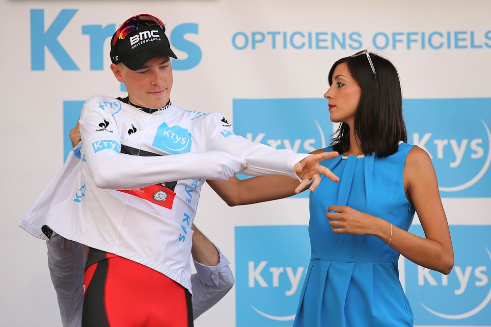 Rohan Dennis pulls on the white jersey.