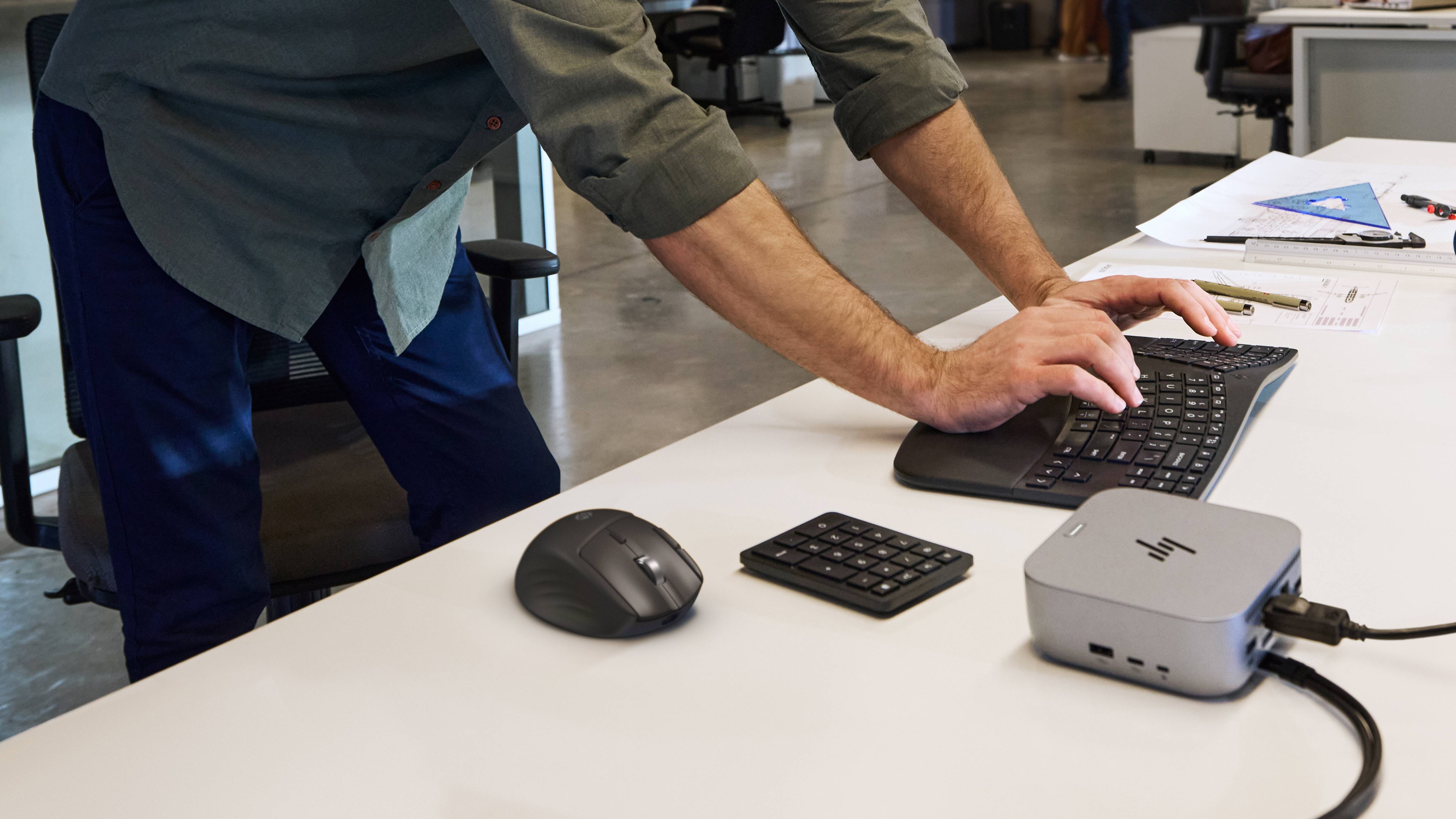 HP Ultra-Fast Scroll Wireless Mouse 785M on table