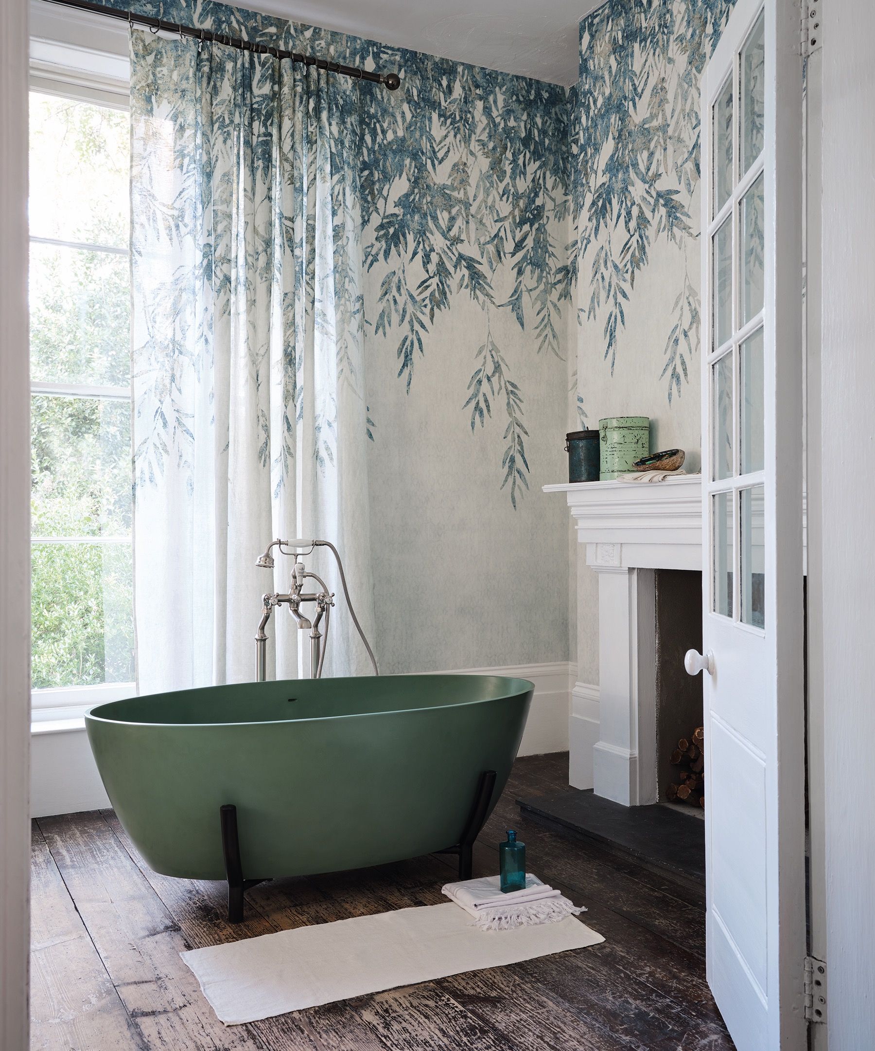 BC Designs Essex Bath with matt black stand