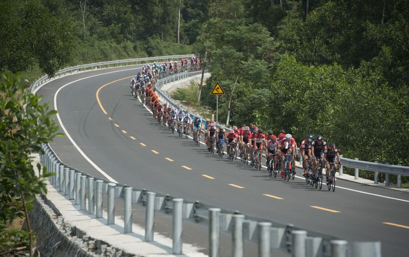 The peloton strings out