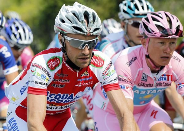 Stefano Garzelli (Acqua &amp; Sapone) and Alexandre Vinokourov (Astana) ride together in the peloton.