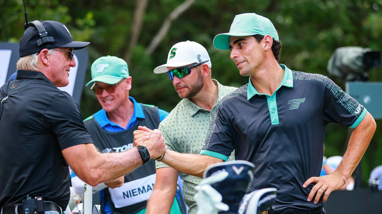 Joaquin Niemann and Greg Norman shake hands