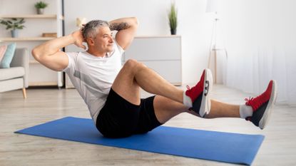 Man trains his core at home